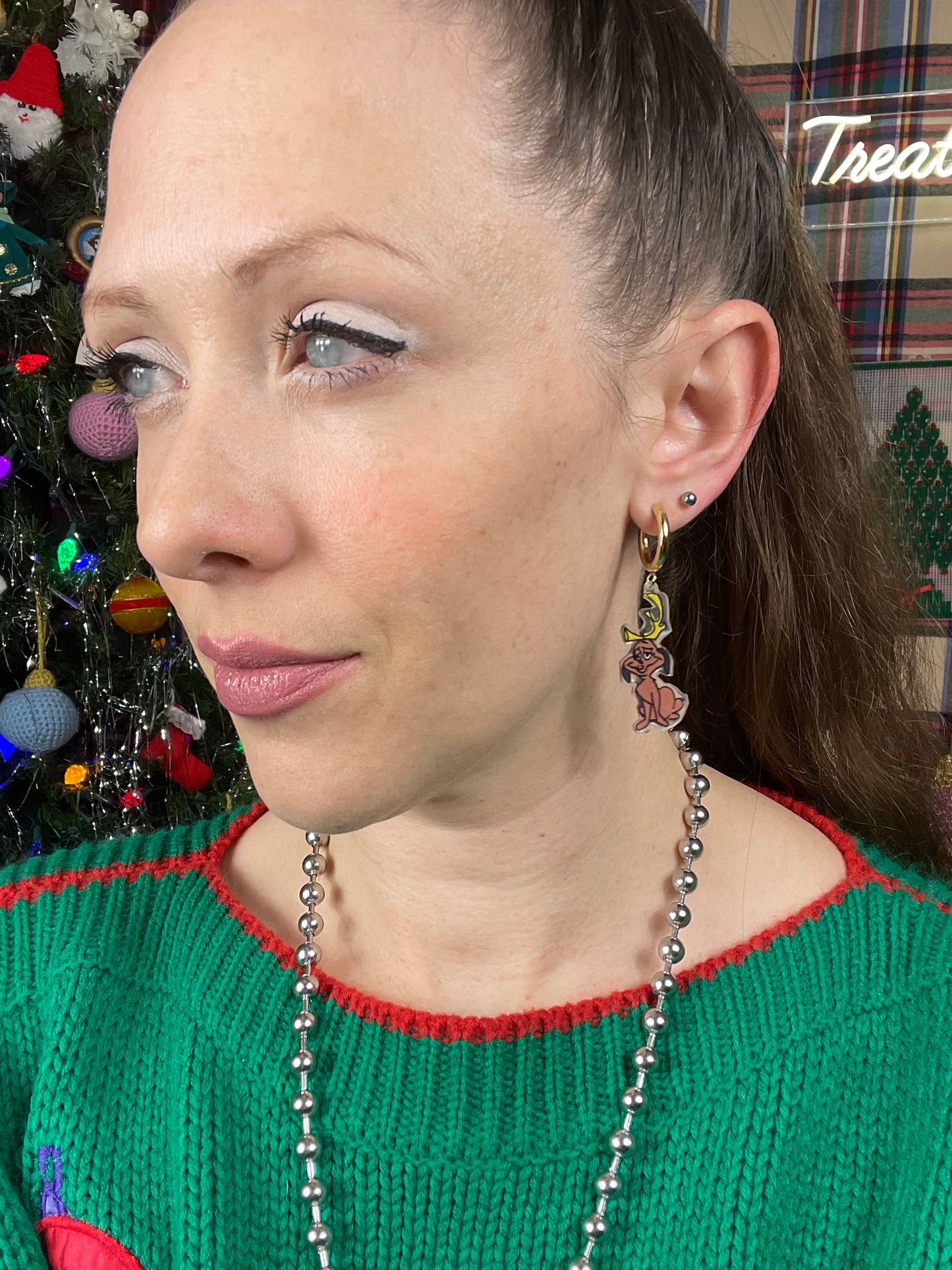 Grinch & Max earrings (Max sitting)